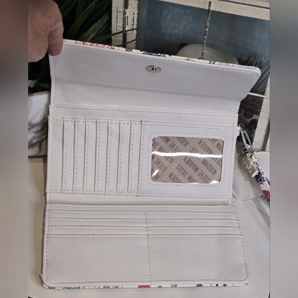 Steve Madden Tri-Fold Floral Wallet - Picture 4 of 6